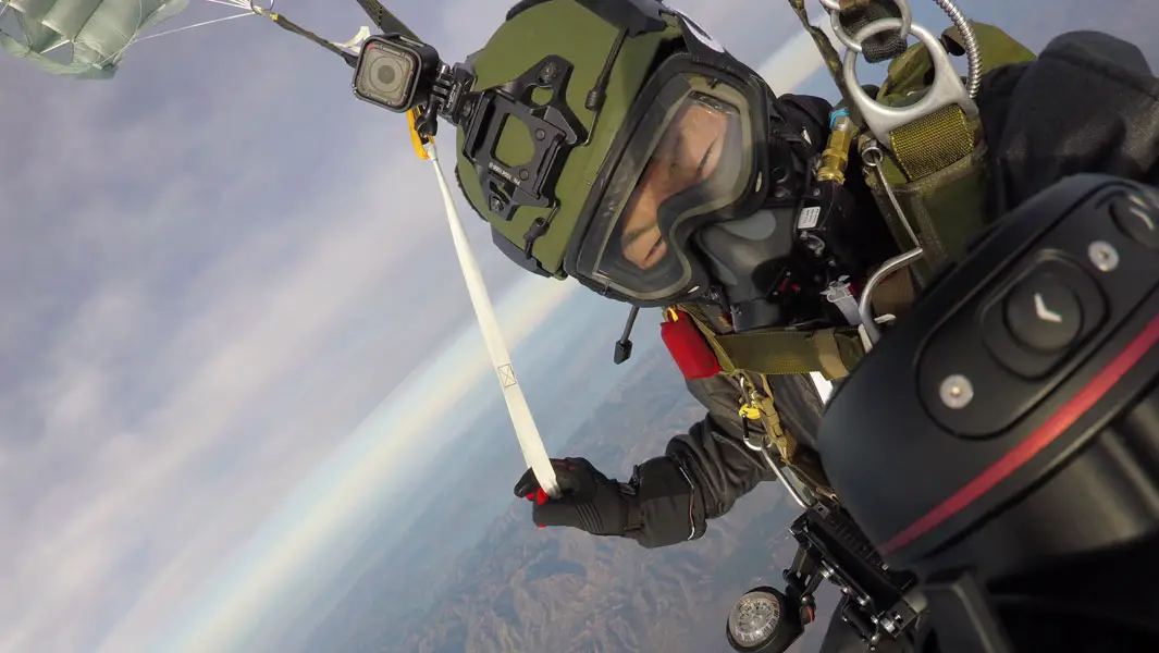 Wing suit title holder jumps out of plane at 10,000 m to set parachute record