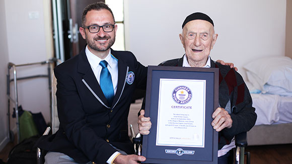 http://www.guinnessworldrecords.com/Images/Guinness-World-Records-announces-new-Oldest-man-Israel-Kristal_tcm25-420328.jpg