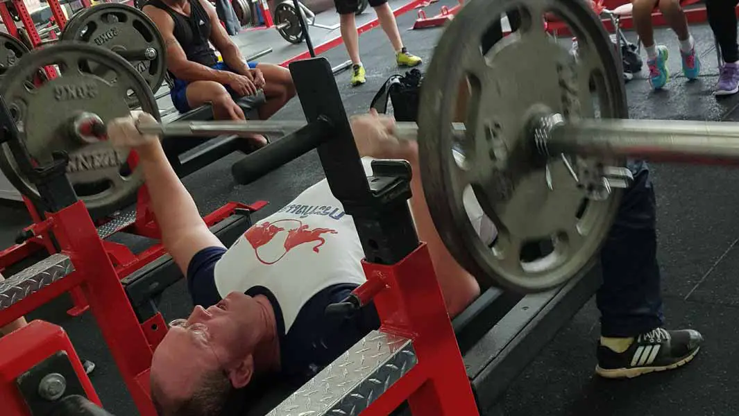 Video: Powerlifting champion beats challenging bench press record by lifting more than 4,000 kg