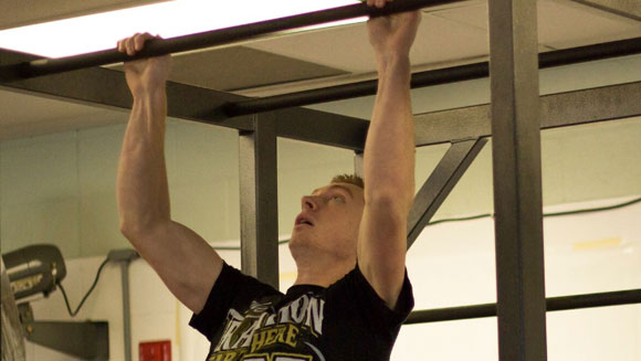 Video: Ninja Warrior hopeful breaks record for most clap pull ups in a minute