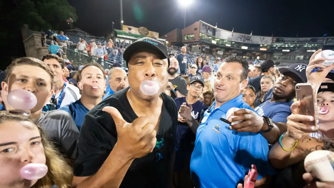 Yankees legend leads chewing gum record at baseball all-stars game