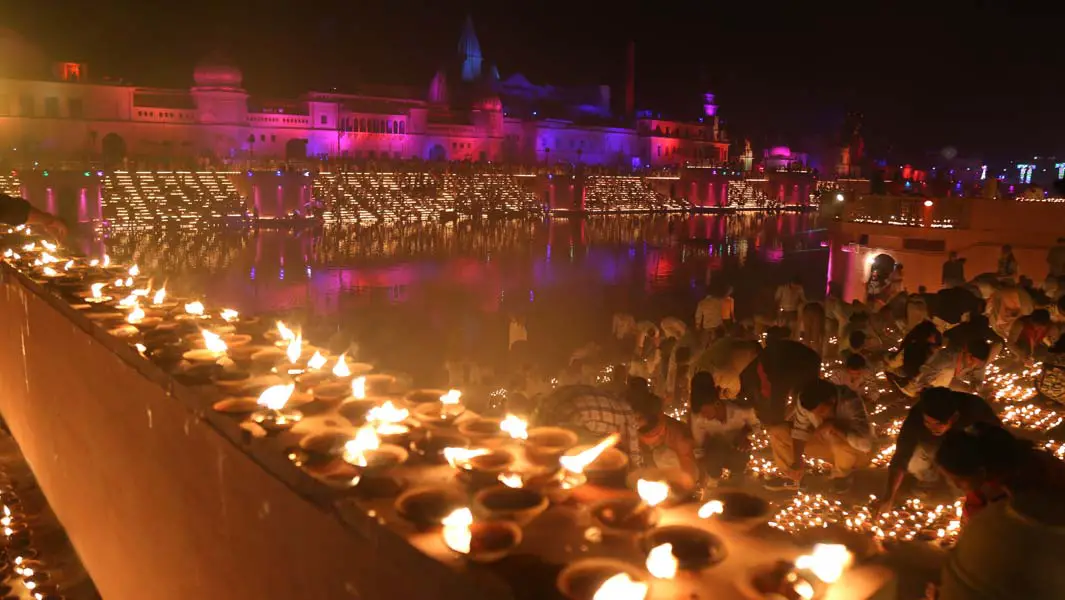 Largest display of oil lamps spectacularly lights up Indian city