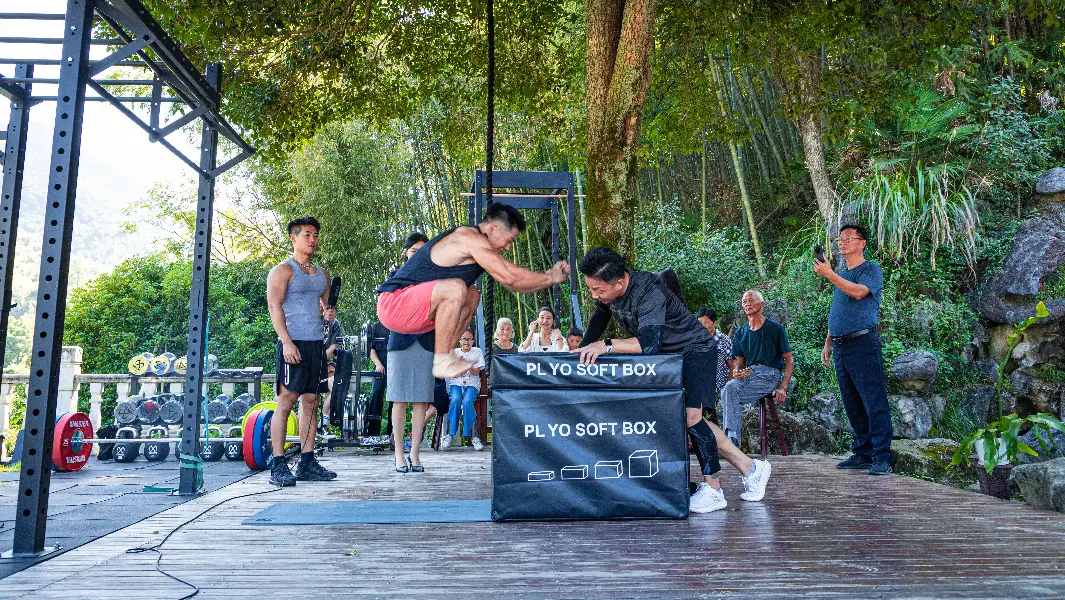 Fitness influencer takes kneeling jump record to incredible new heights