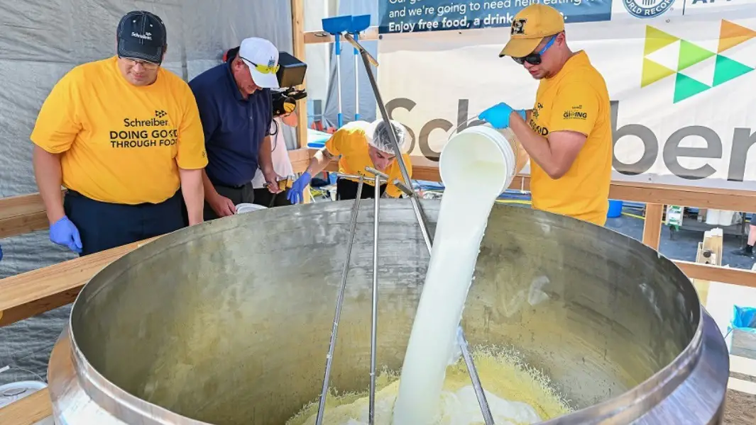 World’s largest macaroni and cheese delights over two thousand people