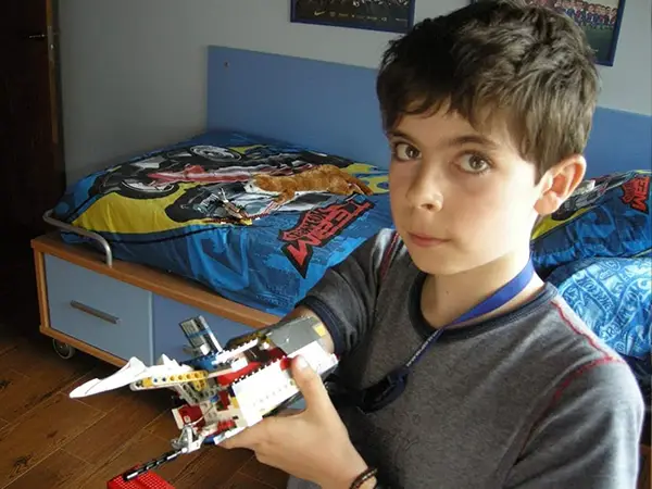 adelig Leonardoda vulkansk Inventor "Hand Solo" builds LEGO® arm for eight-year-old | Guinness World  Records
