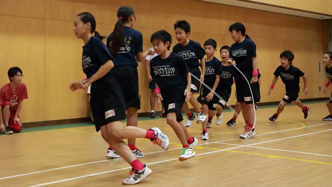 Video: Japanese kids take on ridiculously fast skipping record – and go even faster