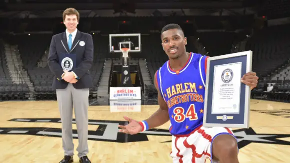 The Harlem Globetrotters conquer nine incredible basketball records for GWR Day 2016 - video