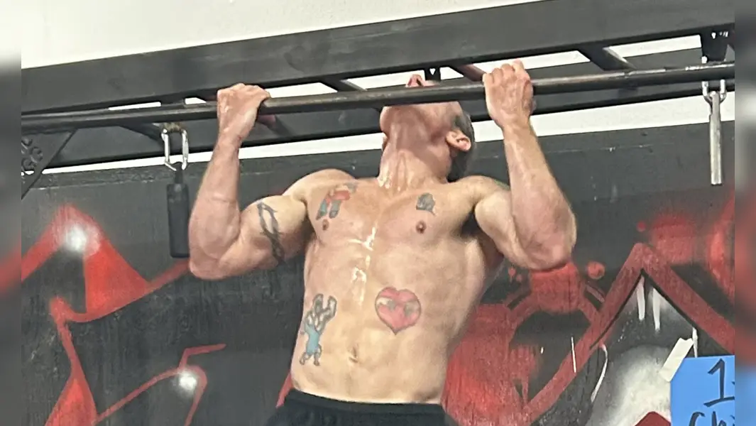USA dad breaks decade-old record for most chin ups in an hour