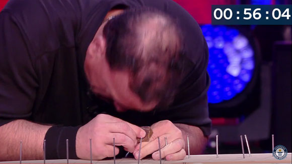 Hammer Head: Pro wrestler nails world record with his forehead - Guinness World Records Italian Show