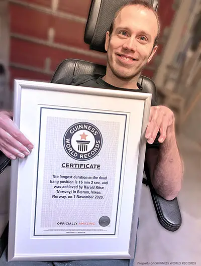Harald Riise longest dead hang record holder with his Guinness World Records certificate