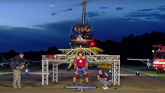 Strongman attempts to lift helicopter on his shoulders - Guinness World Records Italian Show