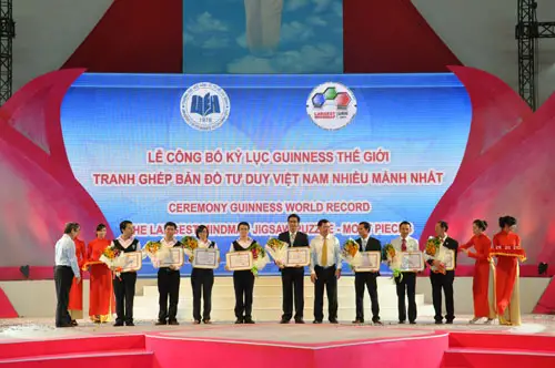 Vietnam puts together the world’s largest jigsaw puzzle | Guinness ...