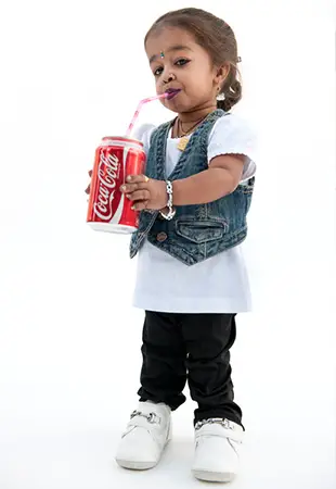 Jyoti tenant une canette de coca cola