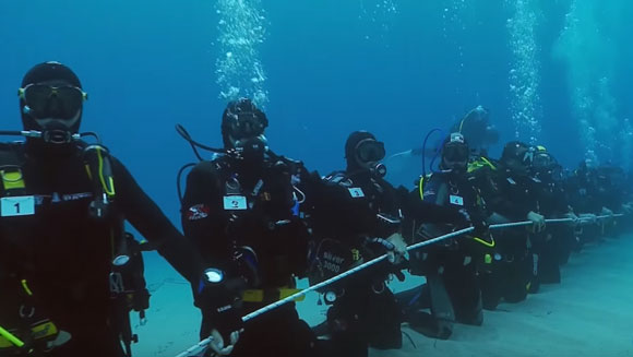 Video: 173 scuba divers create the longest human chain underwater