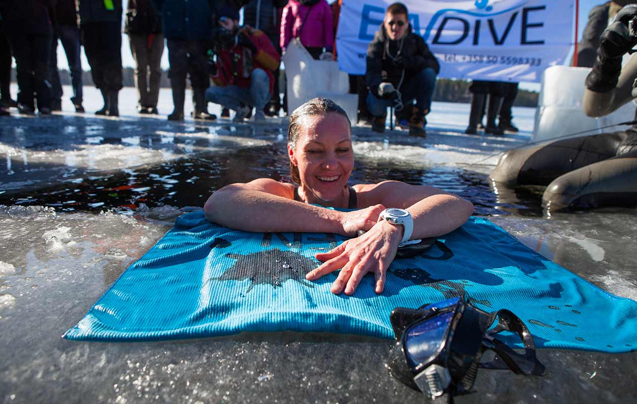 Video Classics: Finnish free-diver sets record swimming 