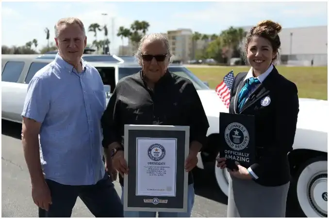 Michael-Manning-ve-Michael-Dezer-Guinness-Dünya-Rekorları-kabul eden-dünyanın-en uzun-araba-sertifikası