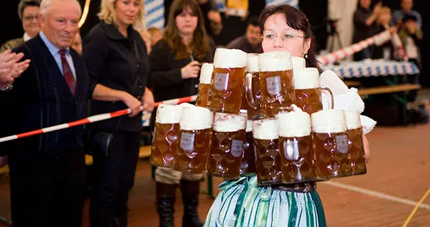 mineral Mellow lay off Watch German barman break record carrying 24 beer steins - Guinness World  Records Italian Show | Guinness World Records