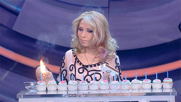 Mexican woman born without arms breaks record for most candles lit with the feet - Guinness World Records Italian Show