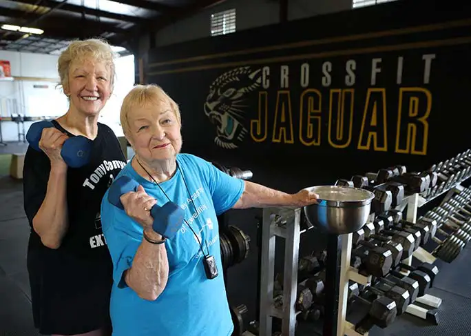 Oldest-competitive-powerlifter-edith-murway-traina-with-friend-lifting-weights