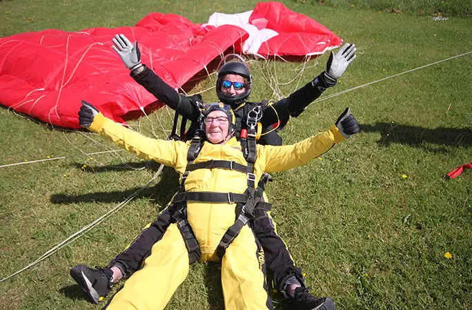 Oldest tandem parachute jump landing tcm25 484153 - Homem mais velho do mundo a pular de paraquedas