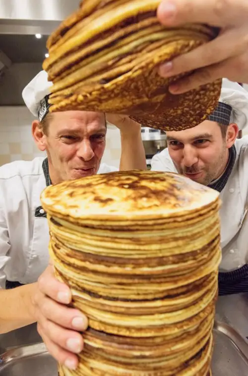 Tallest stack of pancakes built at Dutch theme park Efteling restaurant ...