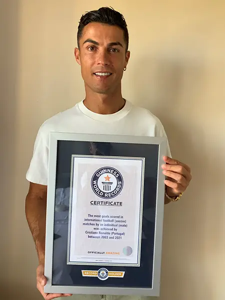 Ronaldo holding certificate 2021