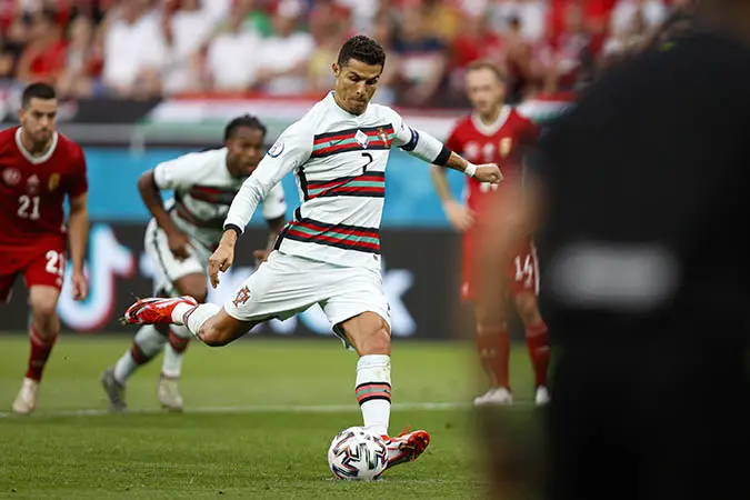 Ronaldo-preparing-to-strike-a-goal