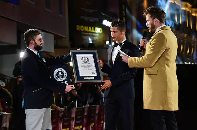 Ronaldo-world-premiere-accepting-certificate