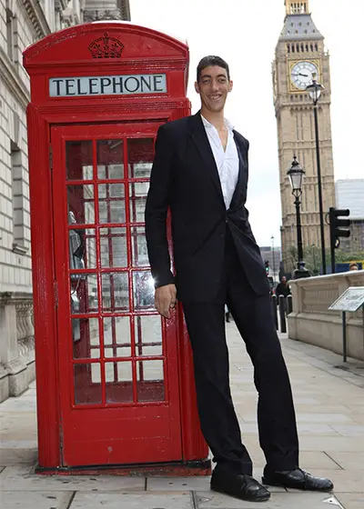 World's tallest man Sultan Kösen making average-sized things look small |  Guinness World Records