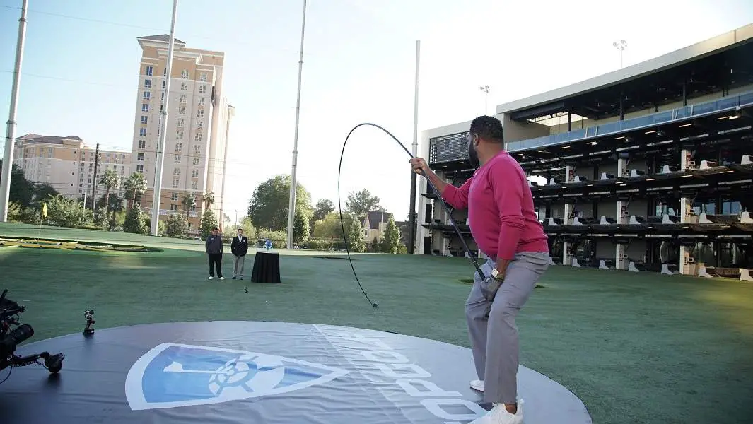 "Black-ish" star Anthony Anderson swings the world’s longest usable golf club 