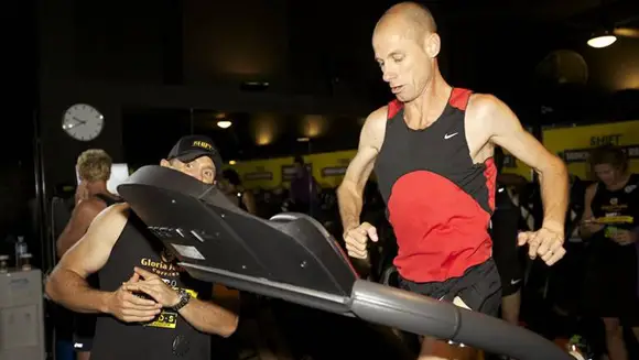 Runners smash 100km team treadmill world record in Australia