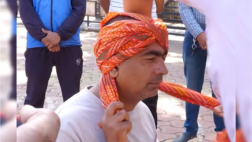 Indian man ties turban at incredible speed to set world record