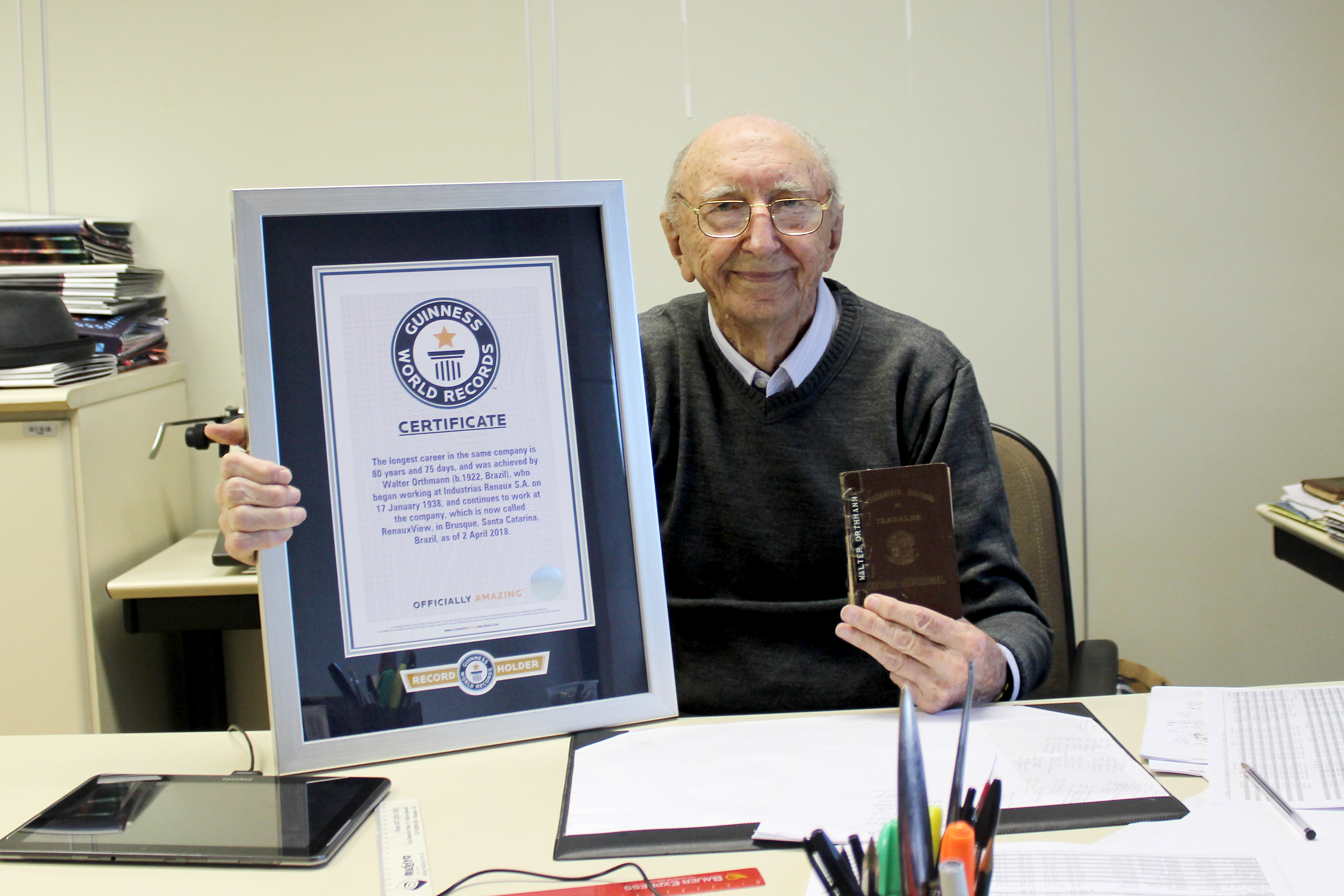 100-year-old Brazilian breaks record after 84 years at same company |  Guinness World Records
