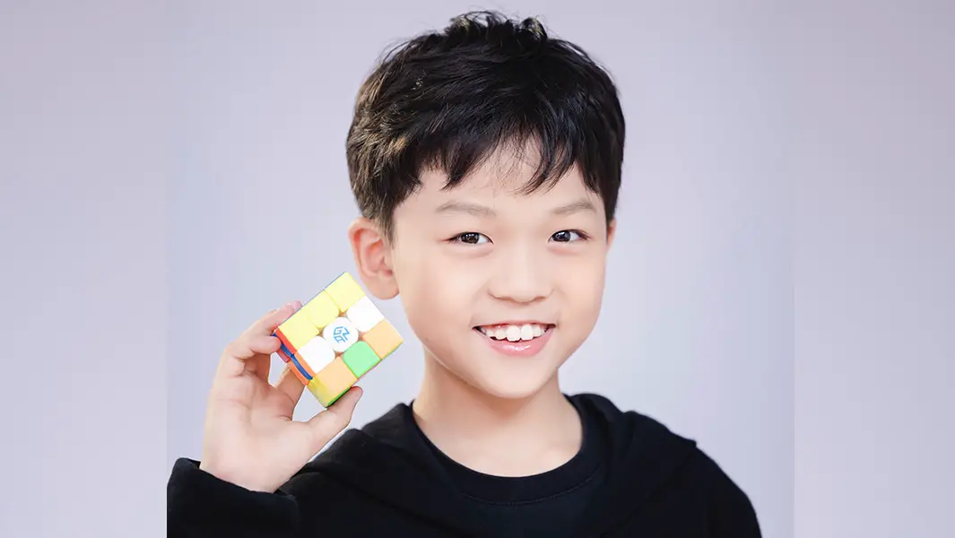 9-year-old Yiheng Wang solves cube in record-breaking average time