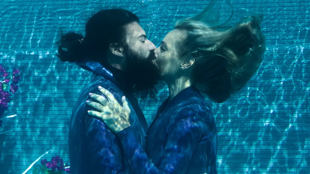 Loved-up couple celebrate Valentine’s Day with longest underwater kiss