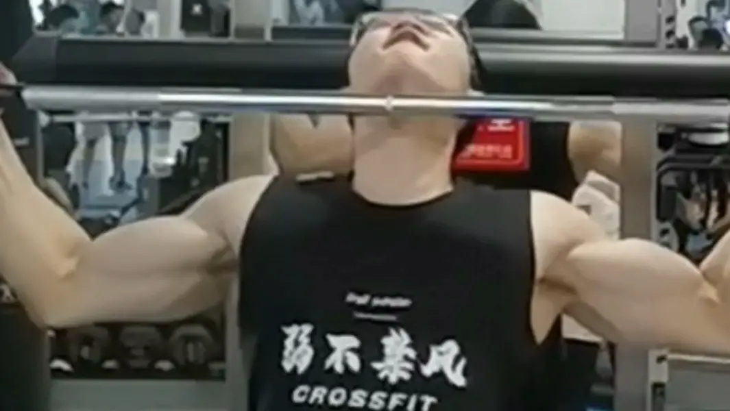 Chinese student performs most pull ups in three minutes