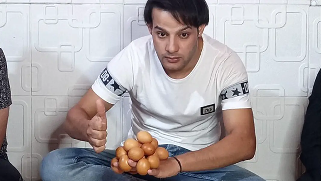 Iraqi man balances 18 eggs on back of his hand breaking record