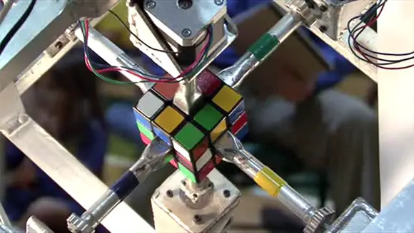 Robot created by American student solves a Rubik's in just 2.39 seconds | World Records