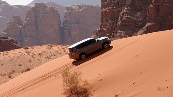 Nissan Patrol car climbs to the top with world record sand dune ascent