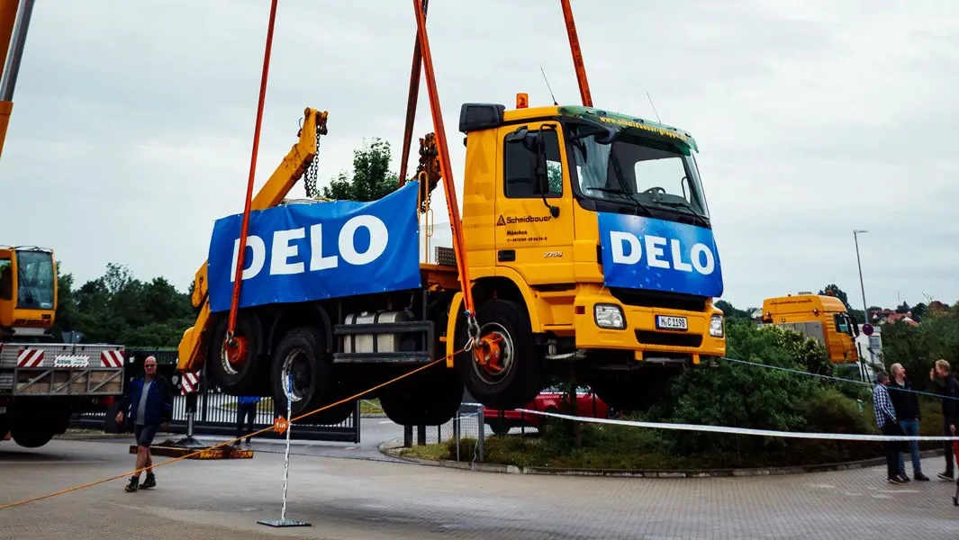  Super-strong glue holds 17-tonne truck in the air for one hour  