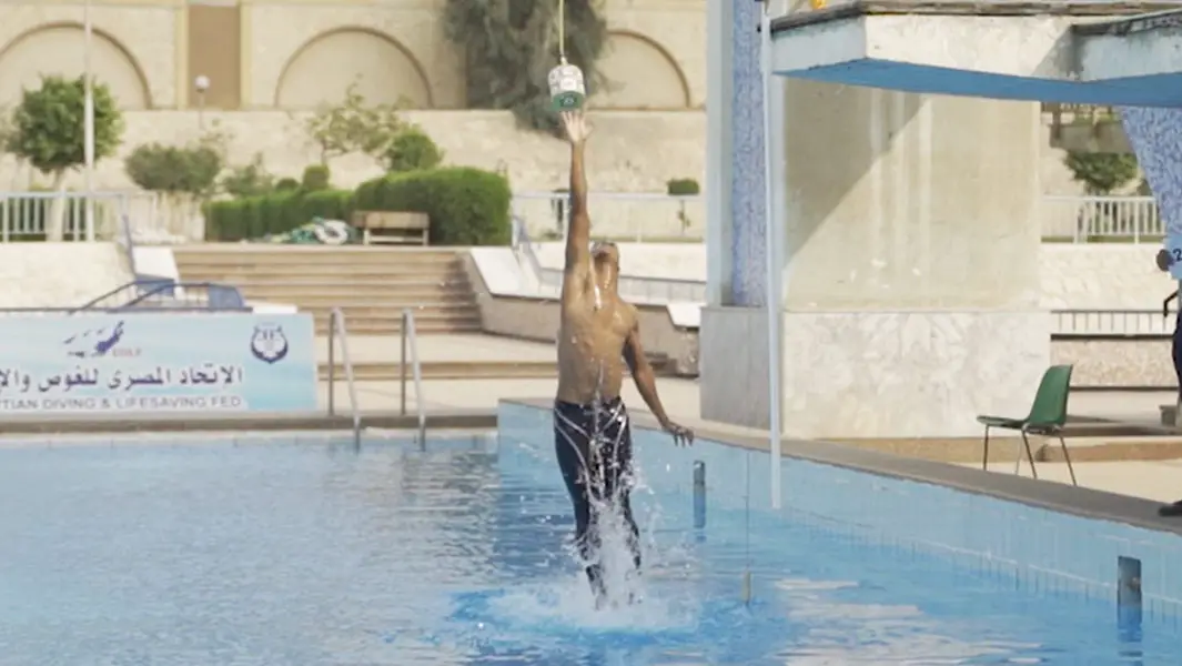Egyptian swimmer smashes highest jump out of water record