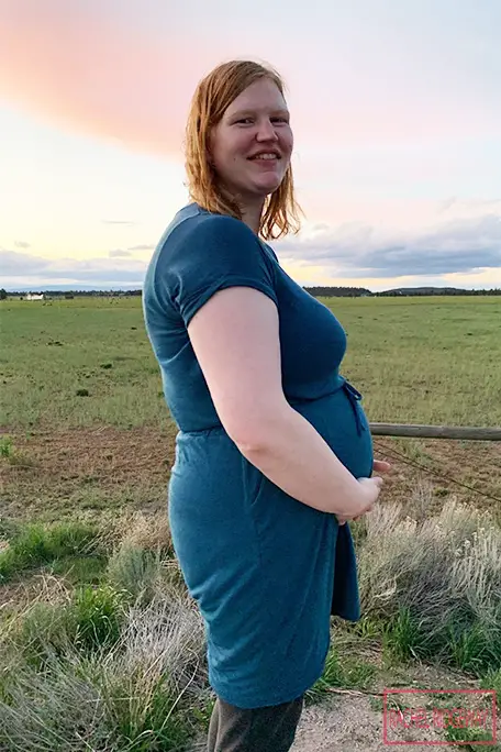 image-of-rachel-ridgeway-proudly-posing-with-her-pregnant-belly.jpg
