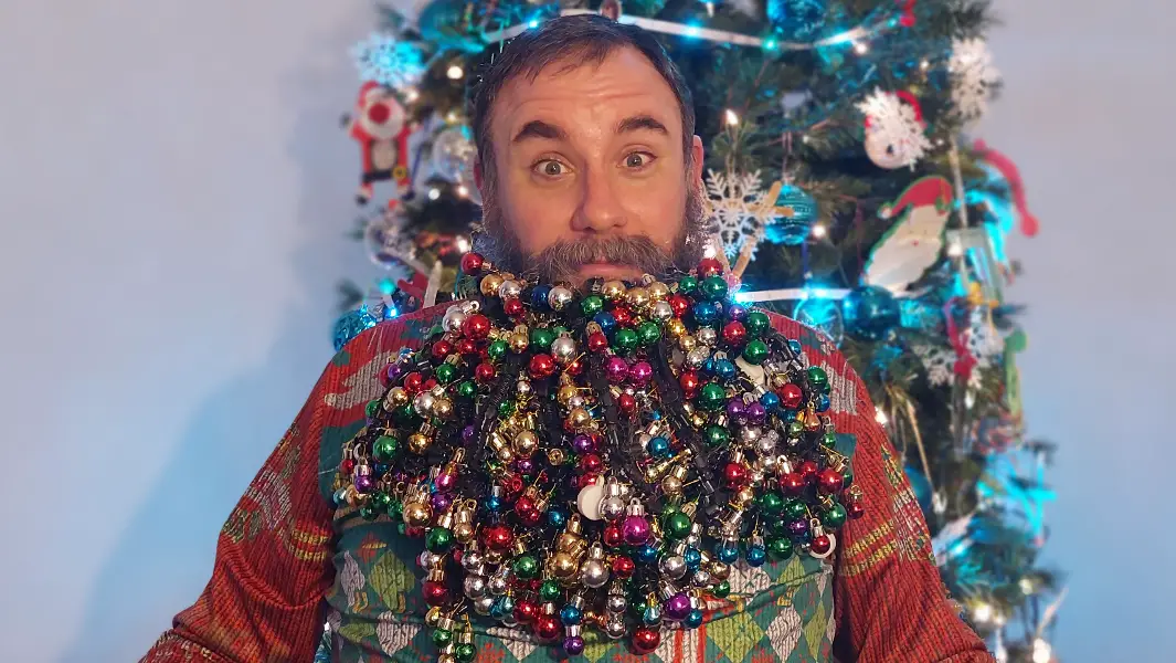 Man decorates his beard like a Christmas tree using 710 baubles