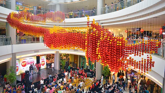 Enormous dragon made out of 20,000 origami lanterns sets record for Philippine mall