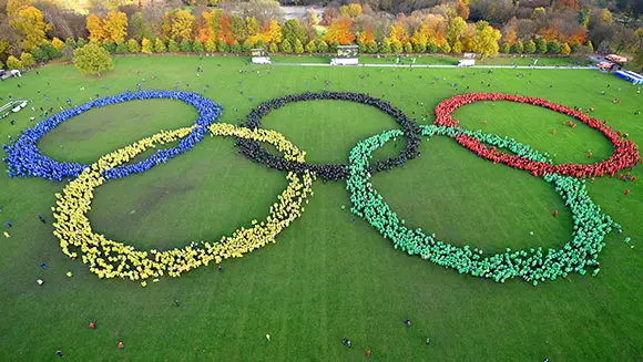 Thousands form human image of Olympic rings to support Hamburg’s bid to host 2024 Games