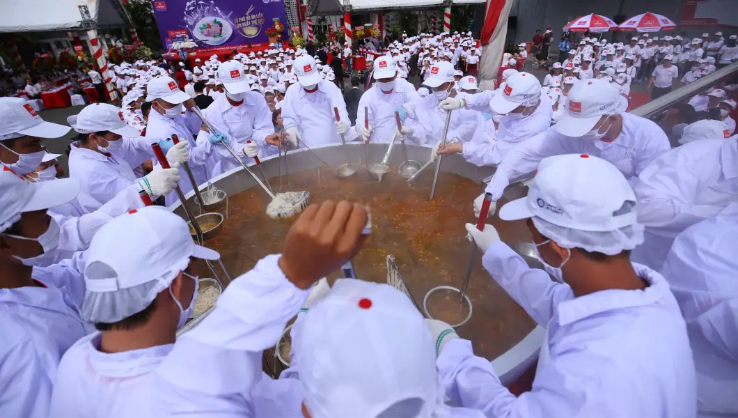 Huge noodle soup weighing 1,300 kg is enjoyed by nearly 2,000 people in Vietnam