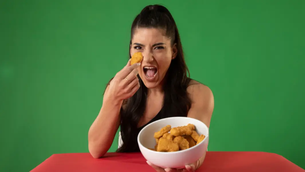 Leah Shutkever breaks record for most chicken nuggets eaten in one minute
