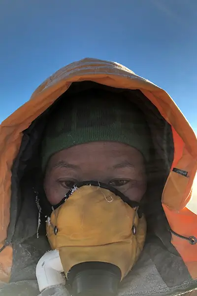 lhakpa-sherpa-in-oxygen-mask-while-climbing-everest