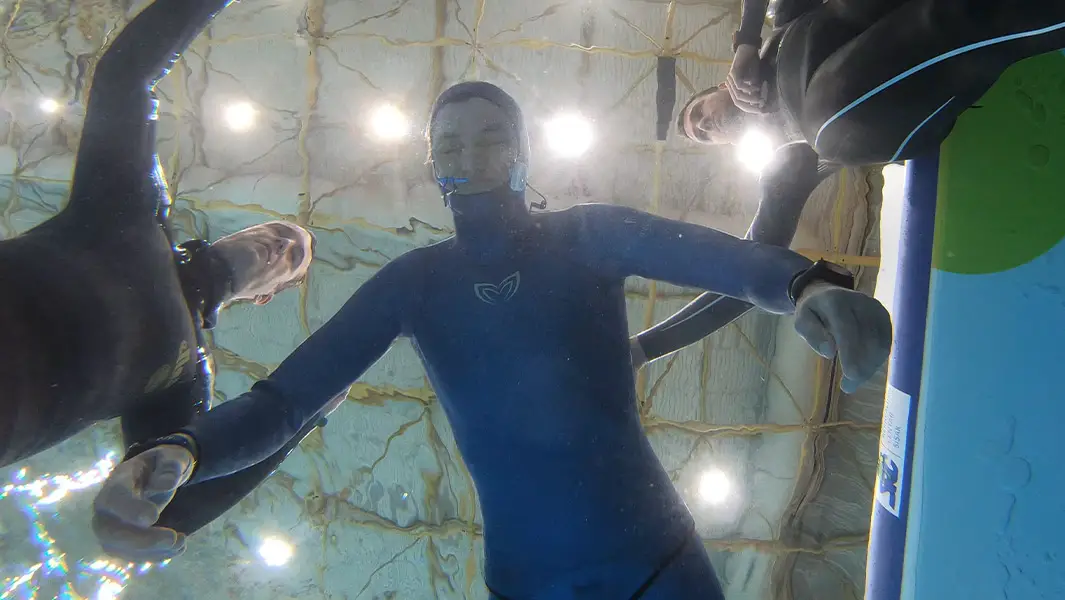56-year-old freediver holds breath for almost 25 minutes breaking record