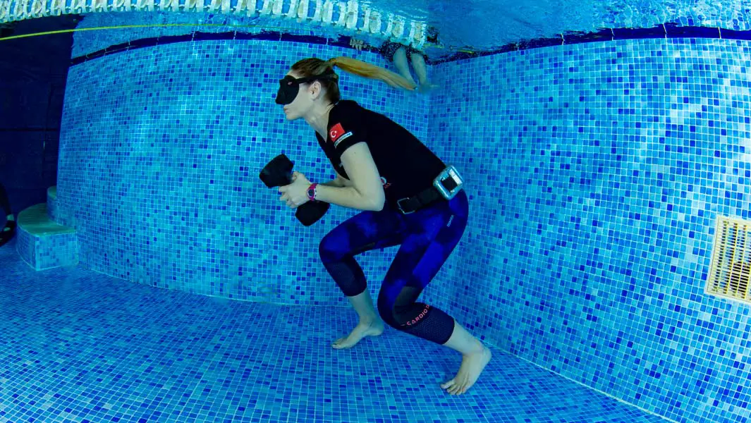 Free diving athlete walks a record-breaking 81 metres underwater in one breath 